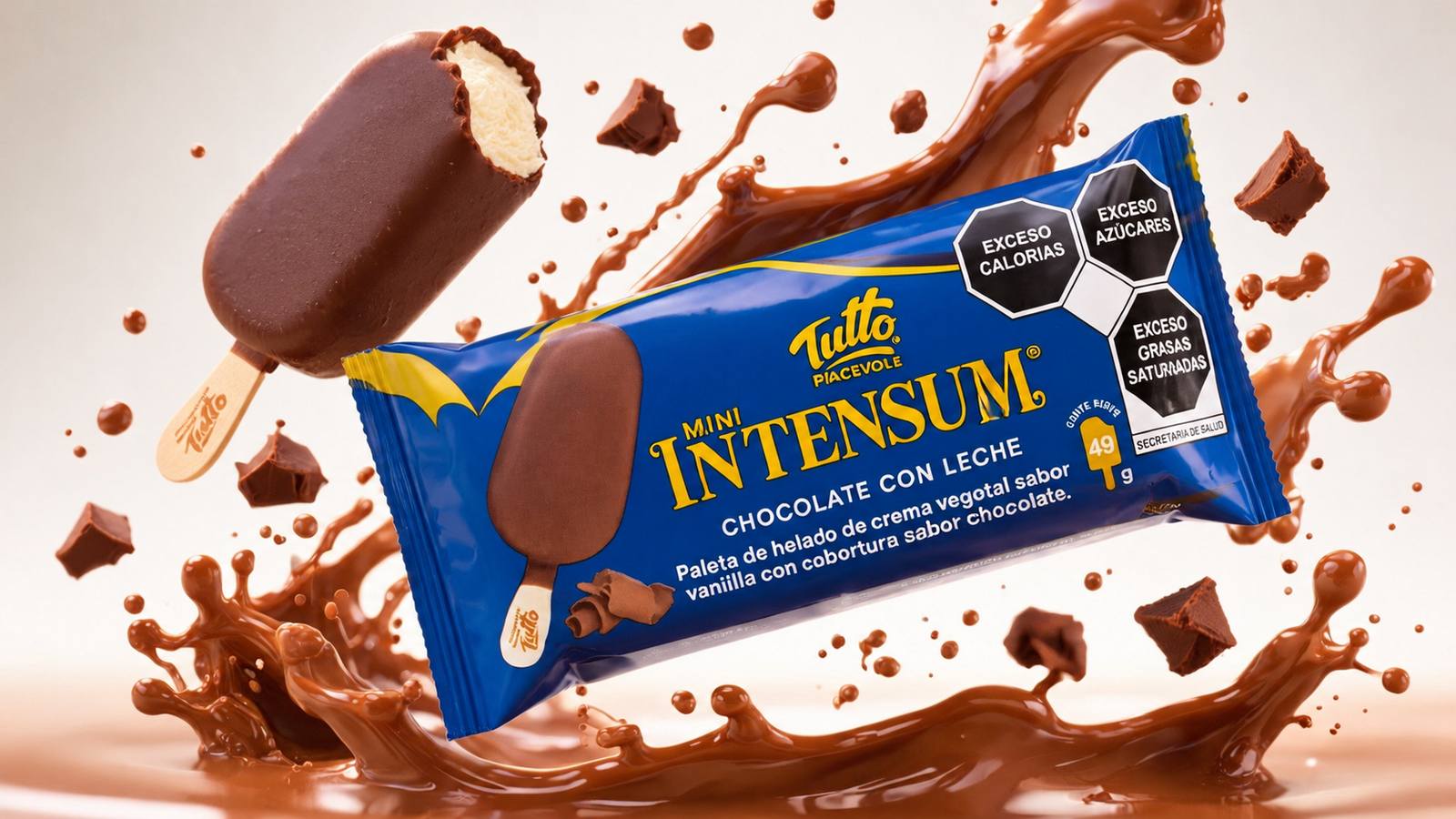 Empaque flexible de Tutto Mini Intensum, paleta de helado con cobertura de chocolate, entre chocolate líquido y trozos de cacao