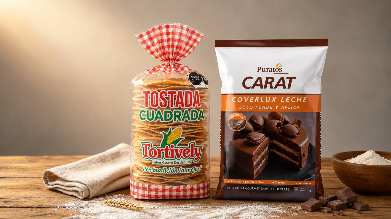 Empaques de Tostada Cuadrada Tortively y de cobertura de chocolate Puratos Carat Coverlux sobre una mesa de madera